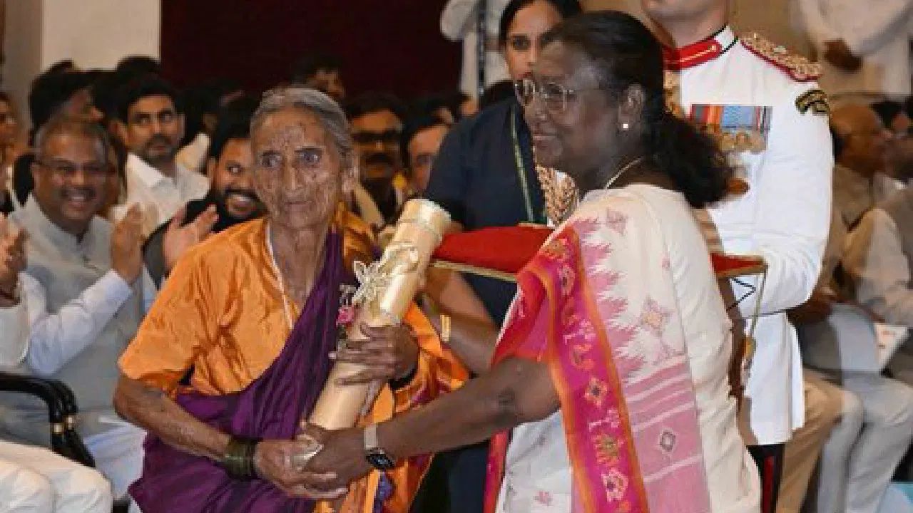 President Droupadi Murmu Honors Bhimavva Doddabalappa Shilliekyatara with Padma Shri for Her Contribution to Art