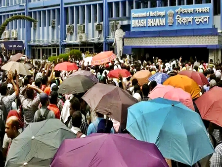 WBSSC recruitment case: Undeterred by baton charge, teachers gherao Bikash Bhawan again