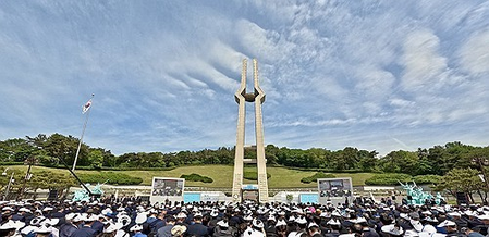 South Korean presidential candidates honor victims of 1980 pro-democracy uprising