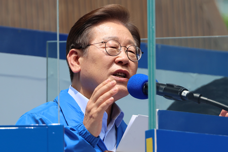 South Korea: Lee embraces centre-right politicians; Kim clings to candidacy merger with minor party