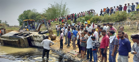 17 school children injured as pickup van plunges into pond in Jharkhand’s Hazaribagh