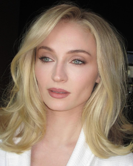 ‘GoT’ star Sophie Turner flaunts bartending skills new video