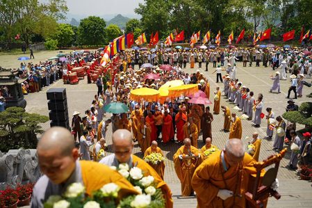 Devotees pay homage to sacred relics of Lord Buddha at Vietnam’s Bai Dinh Pagoda