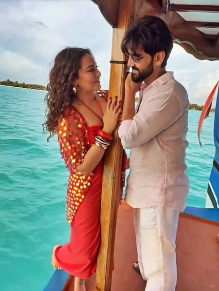 Sonakshi Sinha and Zaheer Iqbal look lost in each other during Maldives vacation