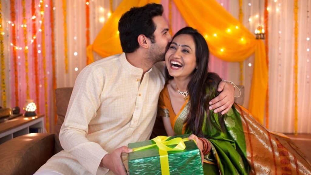 Karwa Chauth : Date, Puja Muhurat, Vrat Katha, Aarti, Mehendi Designs & Complete Puja Rituals 12 gift on karwa chauth