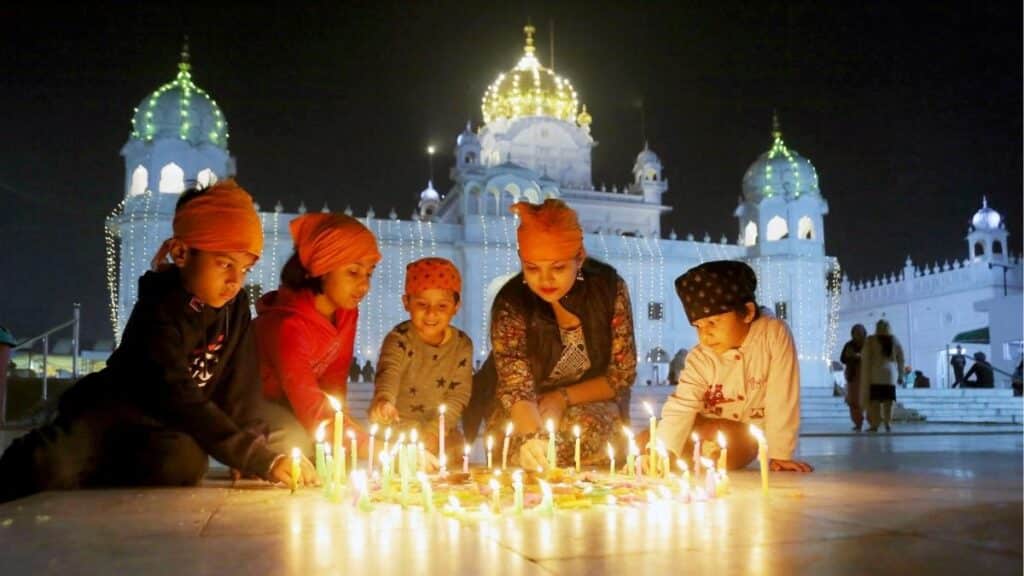Guru Nanak Jayanti : 557th Birth Anniversary – Date, Timings & Traditions 5 Guru Nanak Jayanti festival