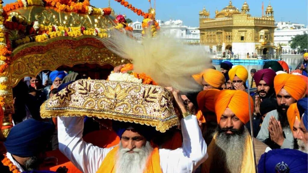 Guru Nanak Jayanti : 557th Birth Anniversary – Date, Timings & Traditions 4 Guru Nanak Jayanti festival