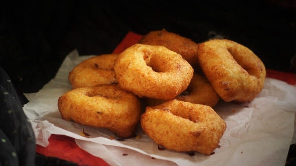 Medu Vada Recipe for Hanuman Jayanti – Crispy Urad Dal Vada as Festival Prasad 4 serve the medu vada recipe